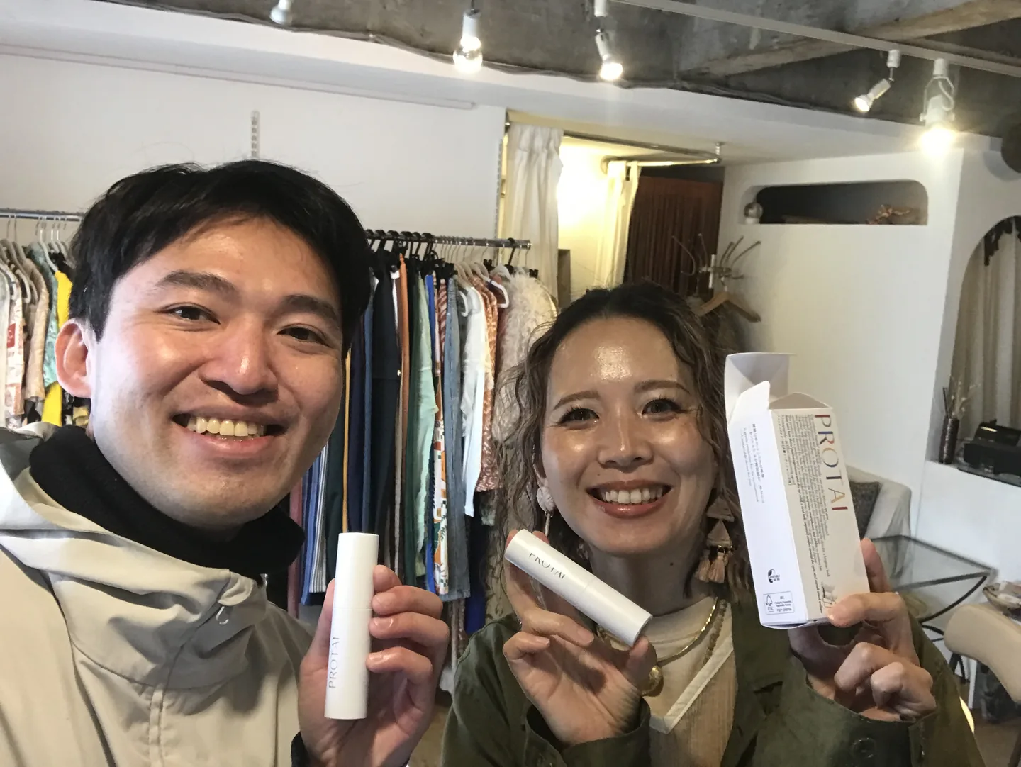 兩人展示 PROTAI 噴霧瓶與外盒