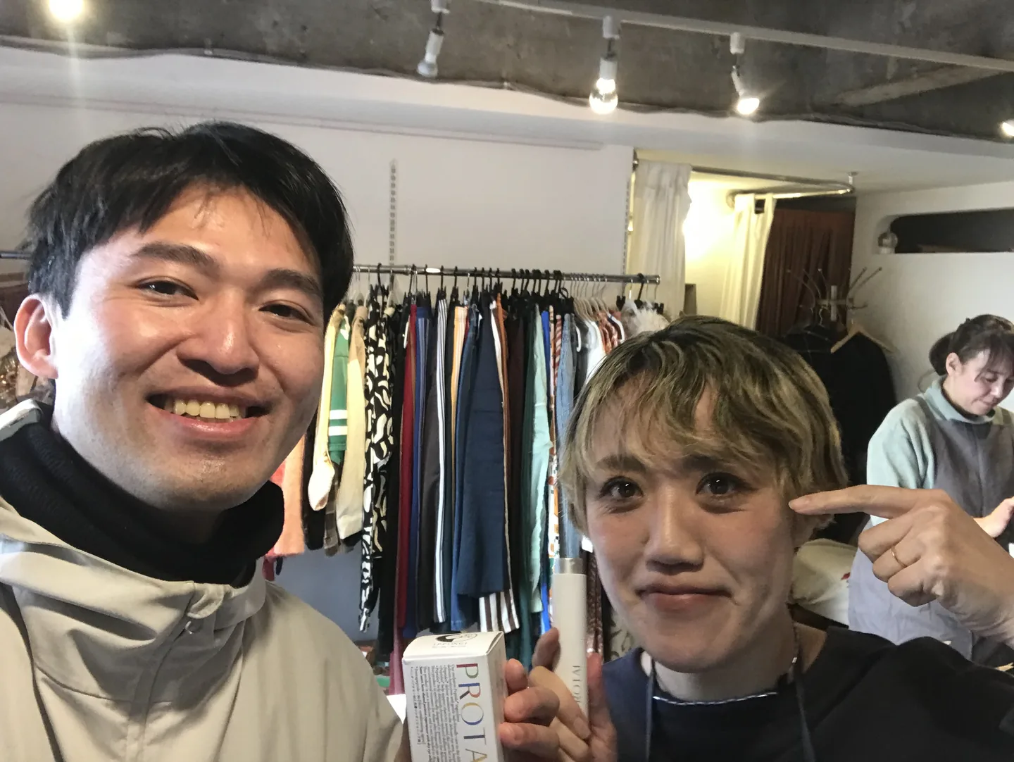 兩人在室內展示 PROTAI 產品
