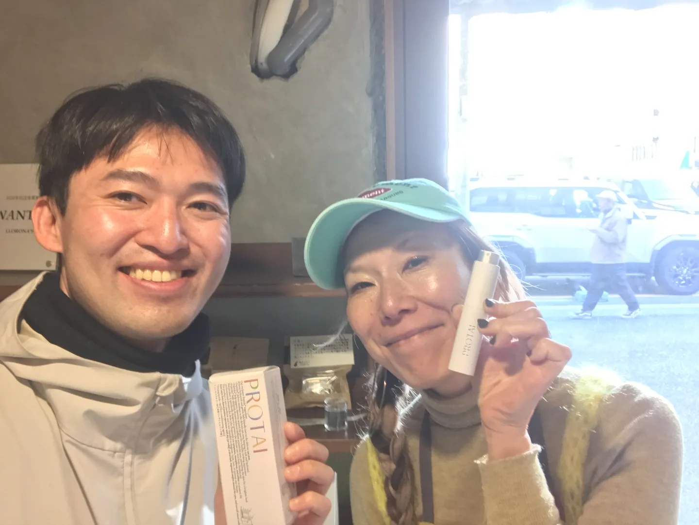 兩人在咖啡廳展示 PROTAI 產品