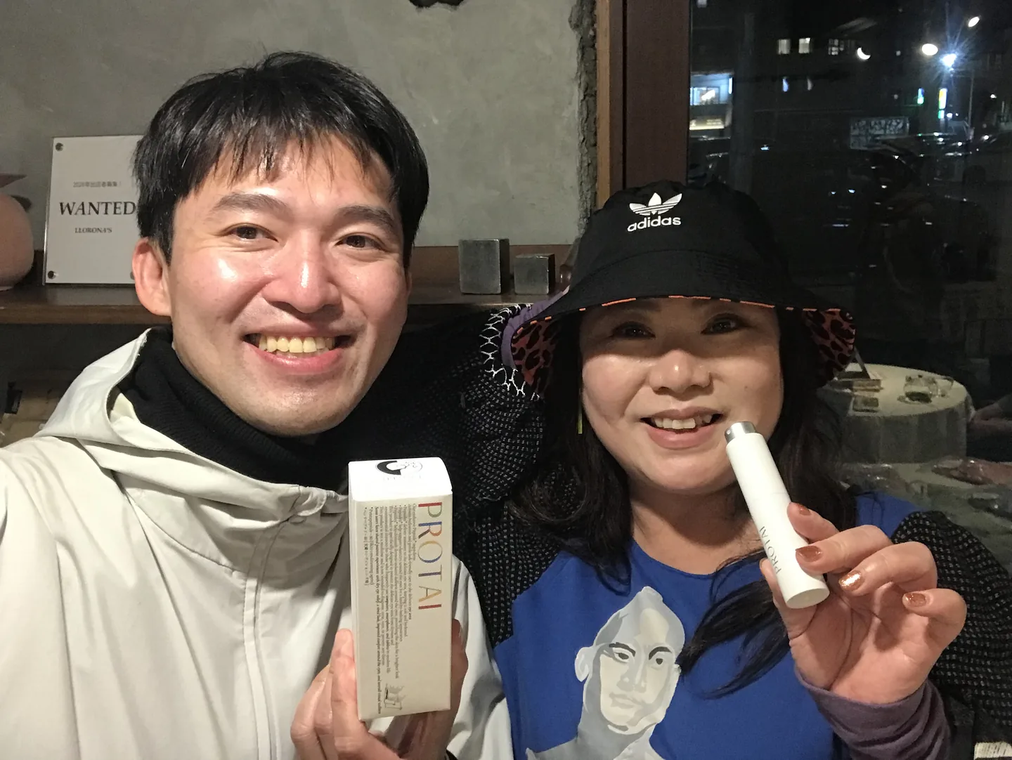 兩人在夜晚展示 PROTAI 產品