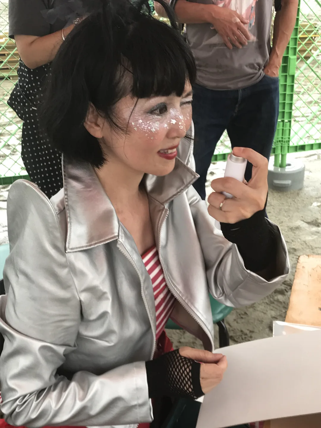 女子在戶外於臉旁使用 PROTAI 噴霧